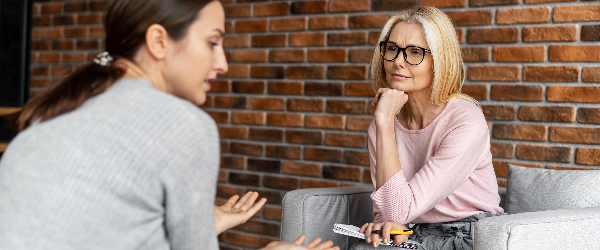 Psychologist iistens to a patient